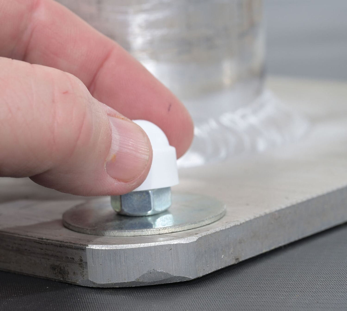 Cubiertas para pernos de Vestil Manufacturing Corp– – Ahora disponibles en MTN Shop US. - imagen 6