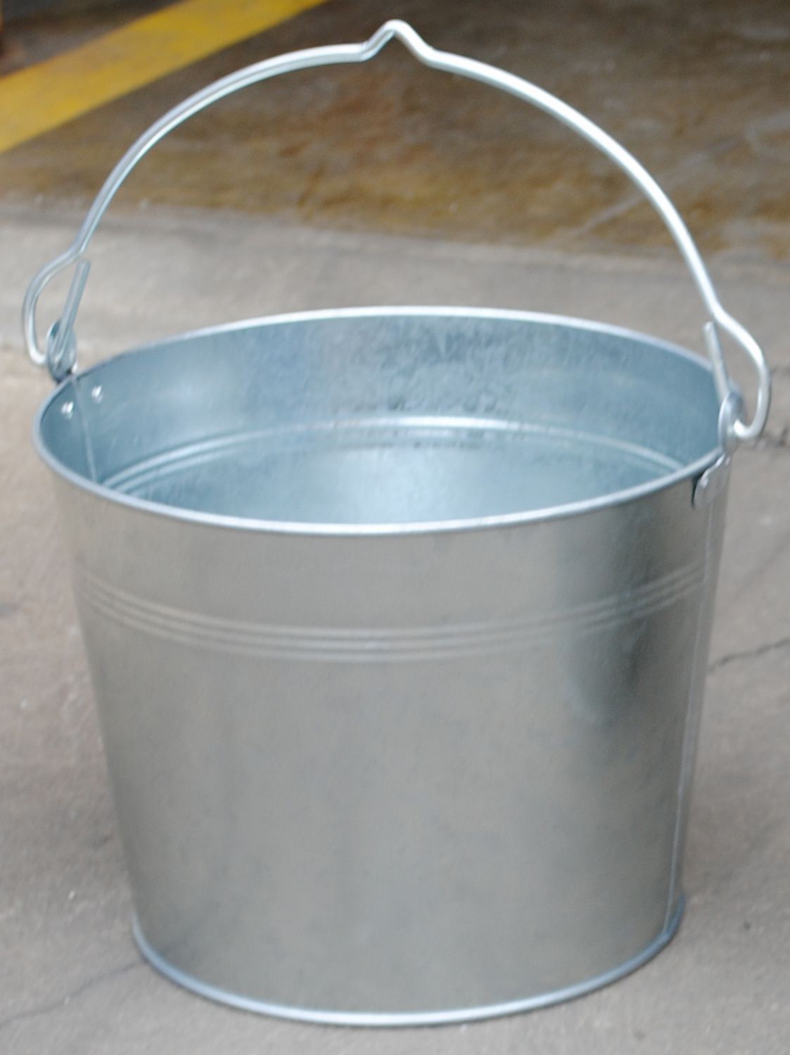 Baldes galvanizados, de acero inoxidable y de bronce de Vestil Manufacturing Corp– – Ahora disponibles en MTN Shop US. - imagen 4