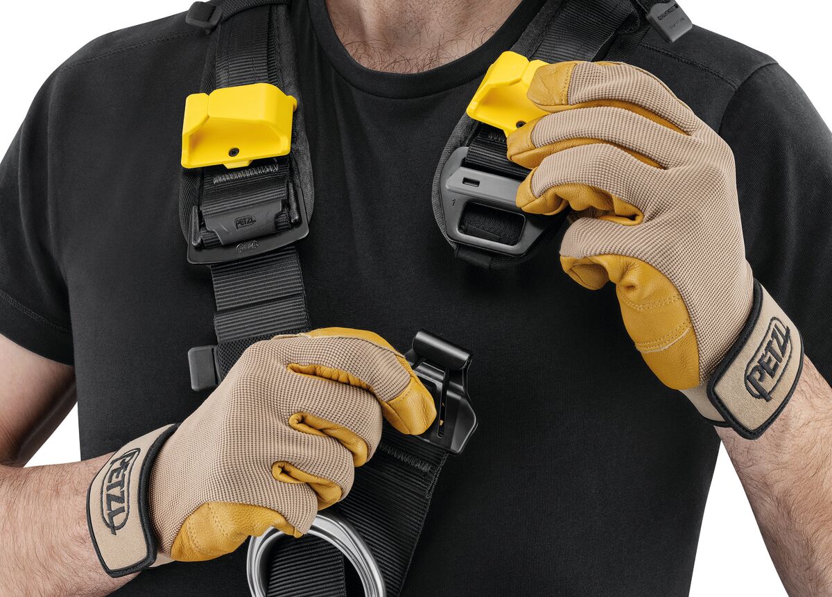 Petzl ASTRO® Versión internacional (profesional y táctica): el arnés de cuerpo completo Petzl Astro® Bod Fast está diseñado para una mayor eficiencia y comodidad durante los ascensos por cuerda. Incluye punto de fijación ventral cerrado para una integración óptima del equipo. Disponible en varios tamaños. Compra ahora. – Ahora disponible en MTN Shop US. - imagen 3
