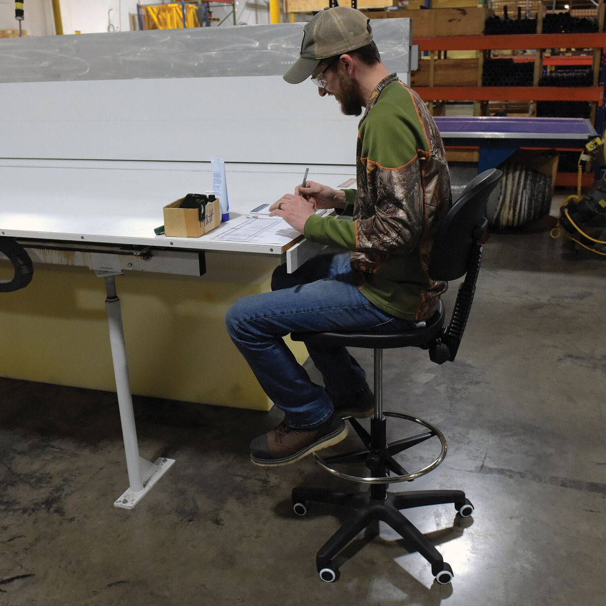 Silla y taburete de trabajo ergonómicos de Vestil Manufacturing Corp– – Ahora disponible en MTN Shop US. - imagen 3