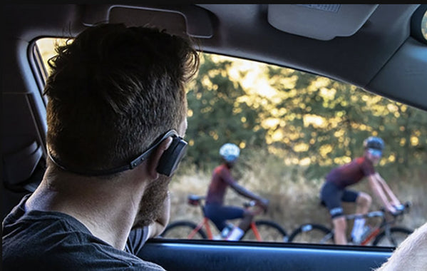 Person wearing Sena EXPAND Mesh headset while driving, viewed from rear seat - imagen 4