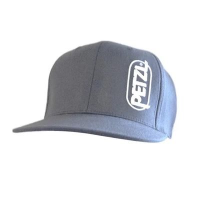 Gorra Petzl de color negro con logo bordado vertical.