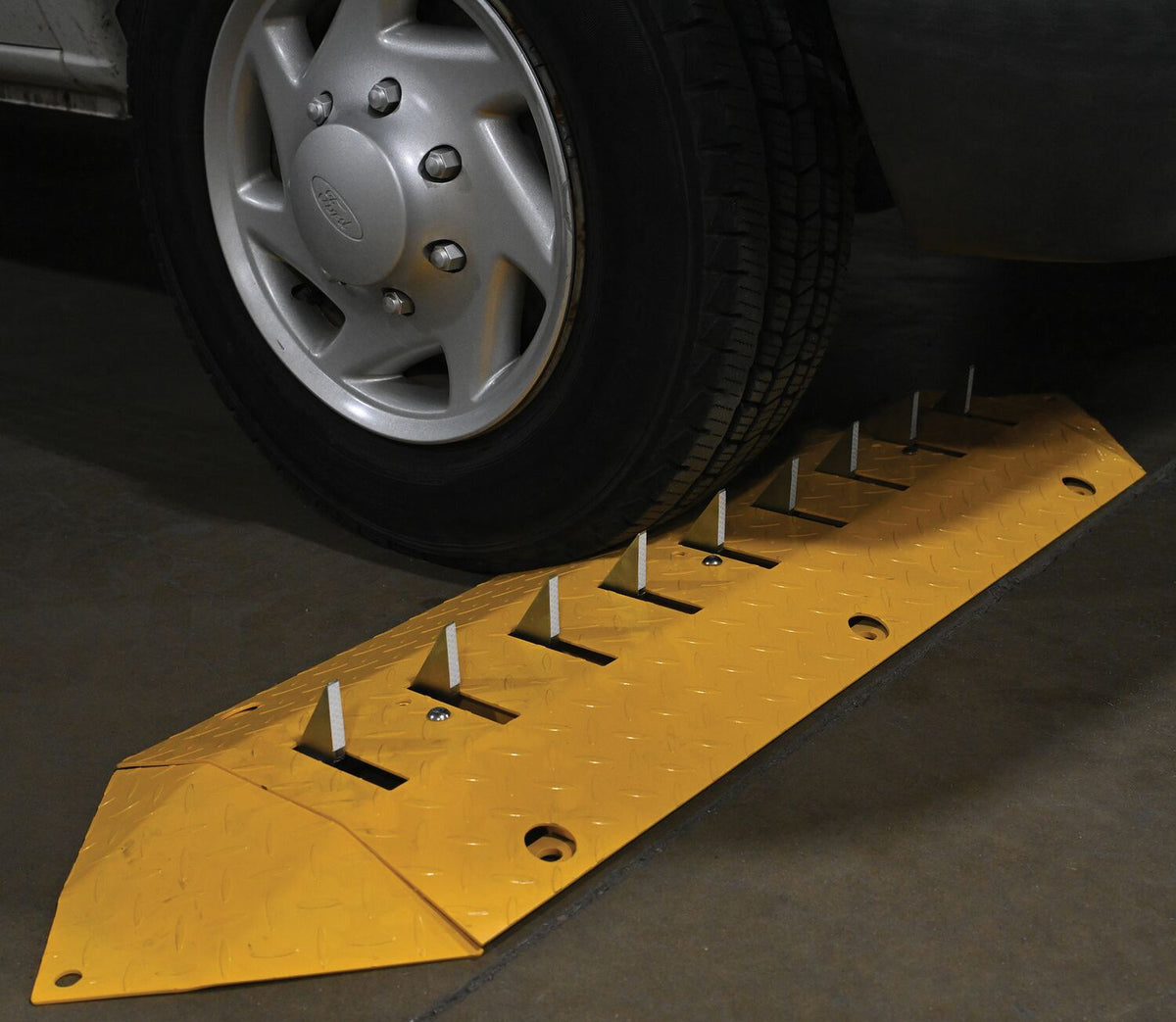 Tope de velocidad con picos (anti-respaldo) de Vestil Manufacturing Corp– – Ahora disponible en MTN Shop US. - imagen 8