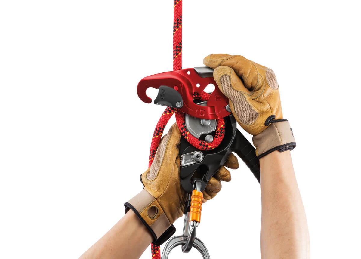 Dispositivo de descenso/aseguramiento Petzl I’D® L - Colocación de la cuerda - imagen 2