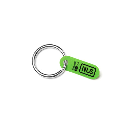Llavero con una etiqueta verde con la etiqueta 'NLG' sobre un fondo blanco.