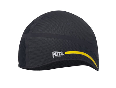 Gorra transpirable Petzl Liner en color negro y amarillo, diseñada para evacuar el sudor y secar rápidamente. Diseño ajustado y sin costuras para un uso cómodo debajo del casco. Fabricada en poliéster y spandex, lavable a máquina hasta 40°C. Disponible en tallas M/L y L/XL.