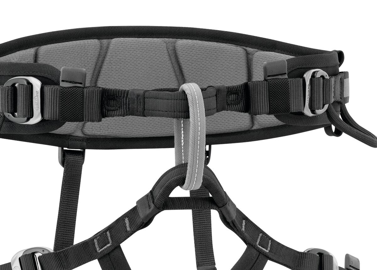 Arnés de rescate Petzl FALCON MOUNTAIN: el Petzl FALCON MOUNTAIN es un arnés de asiento muy ligero para operaciones de rescate que implican escalada técnica. Presenta una construcción de puente que favorece la progresión con las técnicas de escalada. Disponible en 2 tamaños. Compra ahora. – Ahora disponible en MTN Shop US. - imagen 2