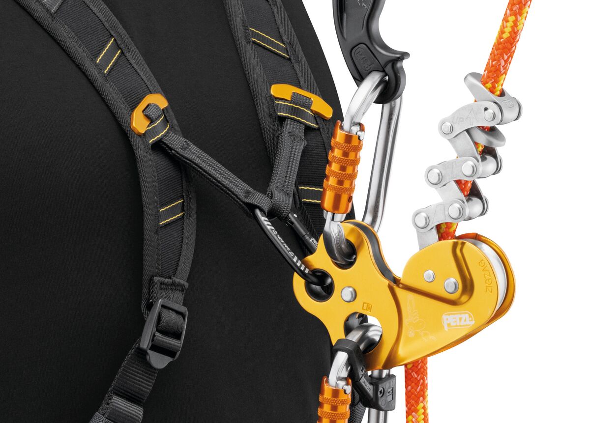 Petzl SEQUOIA Shoulder Straps in Torso mode, close-up of rope ascender connected to the sternal strap - imagen 8