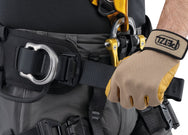 Petzl ASTRO® Versión internacional (profesional y táctica): el arnés de cuerpo completo Petzl Astro® Bod Fast está diseñado para una mayor eficiencia y comodidad durante los ascensos por cuerda. Incluye punto de fijación ventral cerrado para una integración óptima del equipo. Disponible en varios tamaños. Compra ahora. – Ahora disponible en MTN Shop US. - imagen 6