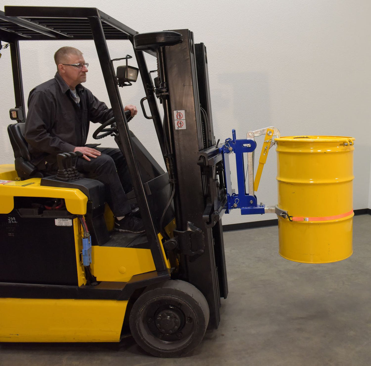 Elevador de tambor montado en carro de Vestil Manufacturing Corp– – Ahora disponible en MTN Shop US. - imagen 2