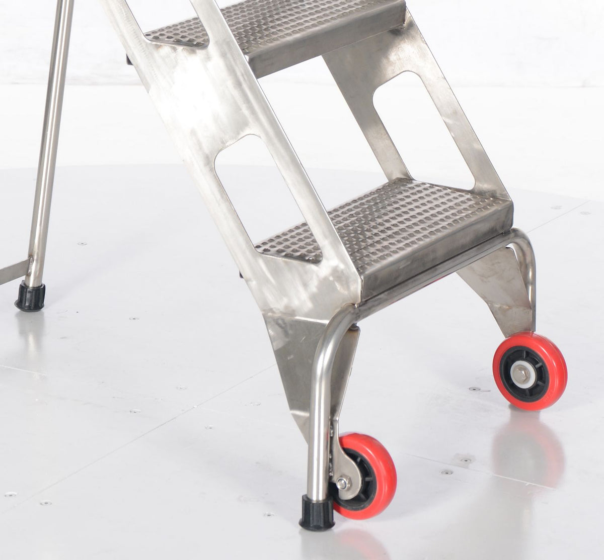 Escaleras plegables con ruedas de Vestil Manufacturing Corp– – Ahora disponibles en MTN Shop US. - imagen 7
