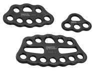 Placa Petzl Paw Rigging (táctica): disponible en tres tamaños. La placa de montaje PAW sirve para organizar la estación de trabajo y crear sistemas de anclajes múltiples. – Ahora disponible en MTN Shop US.