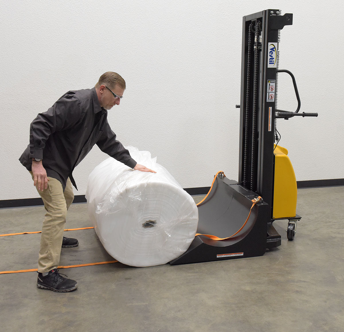 Transportador de material en rollo de Vestil Manufacturing Corp con función de elevación accionada por CC– – Ahora disponible en MTN Shop US. - imagen 3