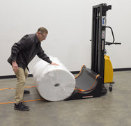 Transportador de material en rollo de Vestil Manufacturing Corp con función de elevación accionada por CC– – Ahora disponible en MTN Shop US. - imagen 3
