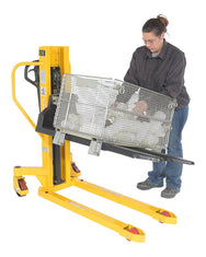 Transpaleta elevadora de gran elevación con elevación e inclinación de Vestil Manufacturing Corp– – Ahora disponible en MTN Shop US. - imagen 5