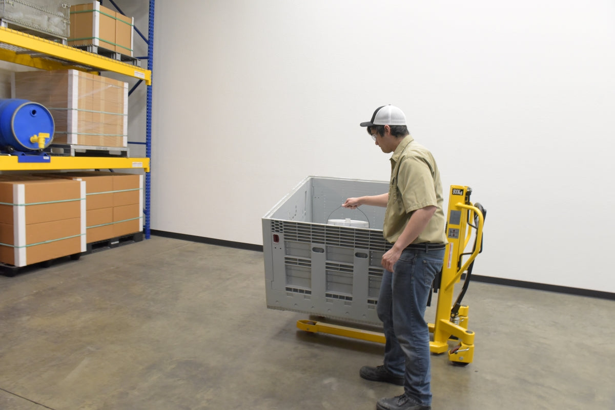 Transpaleta elevadora de gran elevación con elevación e inclinación de Vestil Manufacturing Corp– – Ahora disponible en MTN Shop US. - imagen 7
