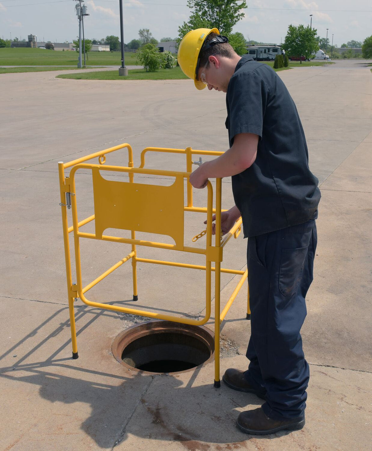 Barandillas de protección para bocas de acceso de Vestil Manufacturing Corp– – Ahora disponibles en MTN Shop US. - imagen 7