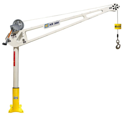 Vista de perfil de una grúa pescante de la serie XR de OZ Lifting equipada con un cabrestante de manivela manual, cable metálico y una base de montaje en piso amarilla sobre un fondo blanco.