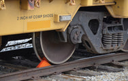 Calzo magnético para ruedas de vagones de ferrocarril de Vestil Manufacturing Corp– – Ahora disponible en MTN Shop US. - imagen 2