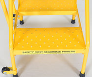 Escaleras portátiles de dos peldaños de Vestil Manufacturing Corp– – Ahora disponibles en MTN Shop US. - imagen 8