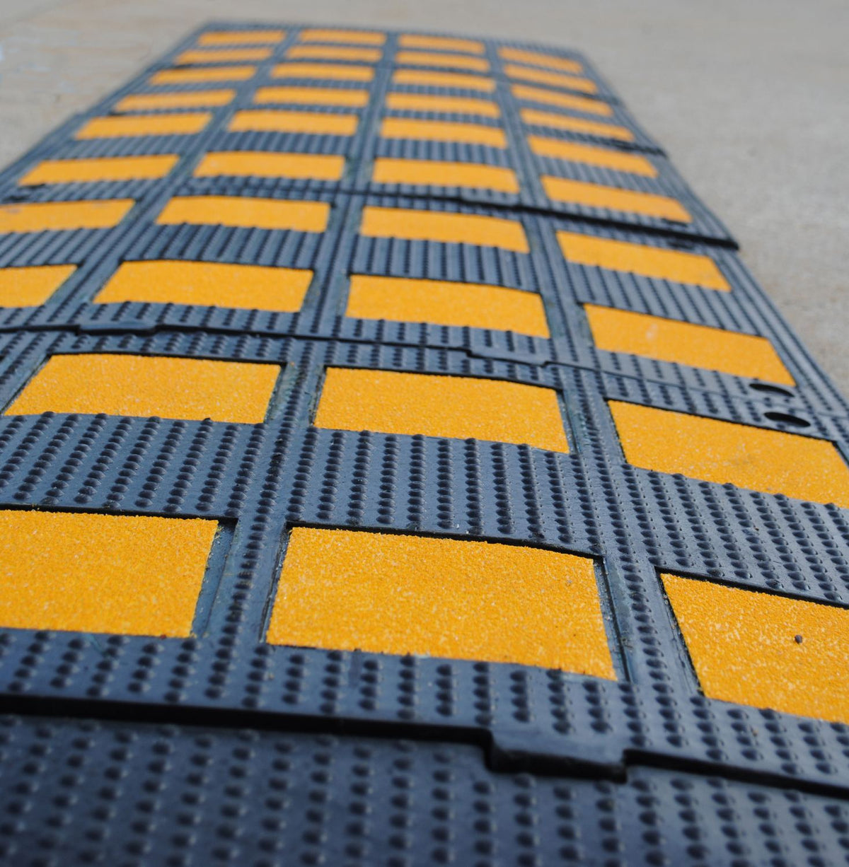 Jorobas de goma de Vestil Manufacturing Corp– – Ahora disponibles en MTN Shop US. - imagen 6