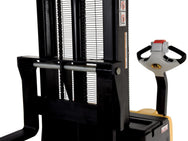 Apiladores de doble mástil de Vestil Manufacturing Corp con accionamiento motorizado y elevación motorizada: ahora disponibles en MTN Shop US. - imagen 5