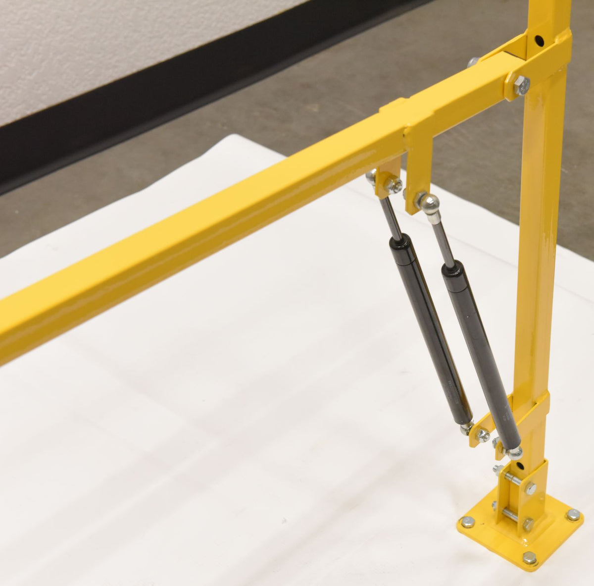 Puertas elevadoras de seguridad de Vestil Manufacturing Corp– – Ahora disponibles en MTN Shop US. - imagen 4