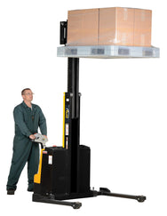 Apiladores de mástil estrecho de Vestil Manufacturing Corp con accionamiento y elevación motorizados: ahora disponibles en MTN Shop US. - imagen 2