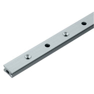 Riel anodizado transparente Harken de 27 mm HL: 3,04 m, espacio entre orificios de 80 mm: experimente la capacidad perfecta para asegurar el riel en la posición deseada durante el trabajo, garantizando precisión y comodidad en todo momento. Diseñado perfectamente para satisfacer los requisitos de protección contra caídas e incluso las necesidades de suspensión humana, este sistema de rieles es su red de seguridad integral. – Ahora disponible en MTN Shop US.