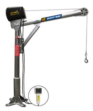 Grúas pescante de acero OZ Lifting: la grúa pescante de acero de OZ Lifting tiene una rotación de 360 ​​grados y está disponible con capacidades de elevación de 500 lb, 1000 lb y 2500 lb. La grúa pescante galvanizada tiene 4 ajustes de altura diferentes para mayor flexibilidad de uso. La grúa viene de serie con un cabrestante manual que incluye un adaptador para taladro eléctrico. También hay opciones de cabrestante eléctrico de CA y CC. – Ahora disponible en MTN Shop US. - imagen 5