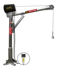 Grúas pescante de acero OZ Lifting: la grúa pescante de acero de OZ Lifting tiene una rotación de 360 ​​grados y está disponible con capacidades de elevación de 500 lb, 1000 lb y 2500 lb. La grúa pescante galvanizada tiene 4 ajustes de altura diferentes para mayor flexibilidad de uso. La grúa viene de serie con un cabrestante manual que incluye un adaptador para taladro eléctrico. También hay opciones de cabrestante eléctrico de CA y CC. – Ahora disponible en MTN Shop US. - imagen 3