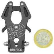 Conector de cuerda Kong Mini Frog: el Kong Mini Frog es una versión de bolsillo del popular conector Frog. El Mini Frog presenta la misma ingeniería de la función de apertura de puertas con cierre automático. Es fantástico para fabricar correas, sistemas de suspensión de cámaras profesionales, cordones para herramientas y mucho más. A diferencia de la versión estándar, el mini no es un EPI y no es adecuado para carga humana. – Ahora disponible en MTN Shop US. - imagen 6