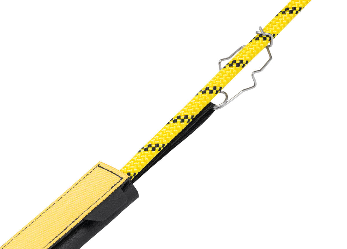 Protector flexible Petzl PROTEC para cuerda fija: el protector flexible Petzl Protec protege las cuerdas fijas del desgarro y el desgaste durante los trabajos de rescate o cuando se trabaja en altura. El Protec está diseñado para un uso regular o intensivo, es duradero y fácil de instalar. La mayoría de cuerdas para uso profesional son compatibles con el Protec así como con las correas de anclaje. – Ahora disponible en MTN Shop US. - imagen 2