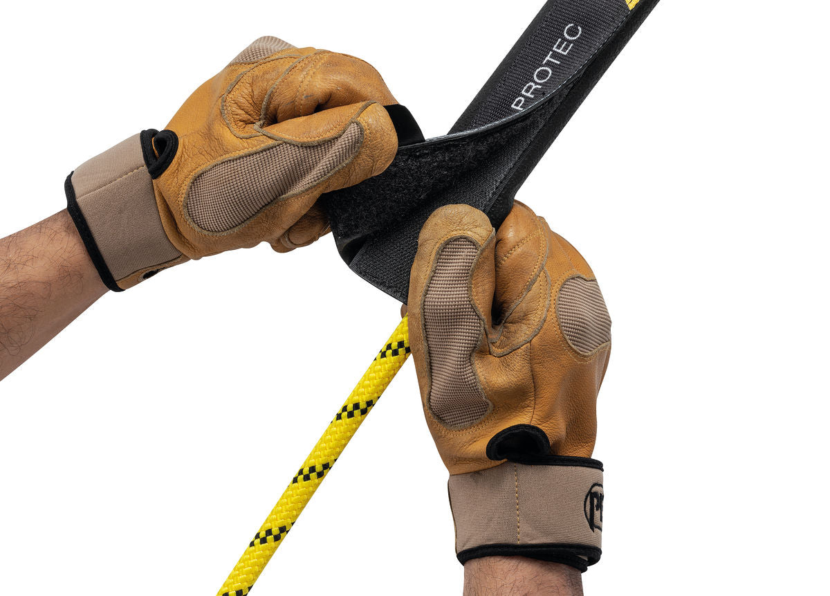 Protector flexible Petzl PROTEC para cuerda fija: el protector flexible Petzl Protec protege las cuerdas fijas del desgarro y el desgaste durante los trabajos de rescate o cuando se trabaja en altura. El Protec está diseñado para un uso regular o intensivo, es duradero y fácil de instalar. La mayoría de cuerdas para uso profesional son compatibles con el Protec así como con las correas de anclaje. – Ahora disponible en MTN Shop US. - imagen 3