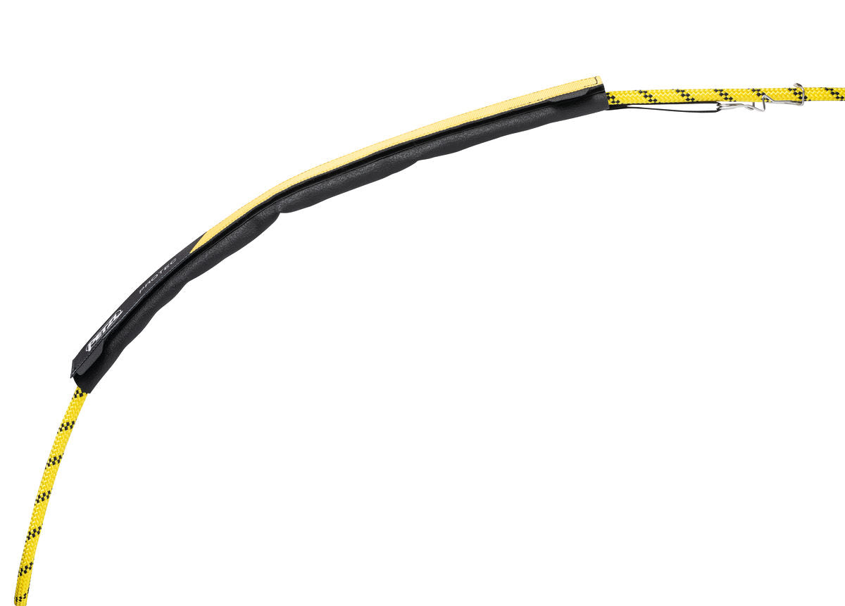 Protector flexible Petzl PROTEC para cuerda fija: el protector flexible Petzl Protec protege las cuerdas fijas del desgarro y el desgaste durante los trabajos de rescate o cuando se trabaja en altura. El Protec está diseñado para un uso regular o intensivo, es duradero y fácil de instalar. La mayoría de cuerdas para uso profesional son compatibles con el Protec así como con las correas de anclaje. – Ahora disponible en MTN Shop US. - imagen 5