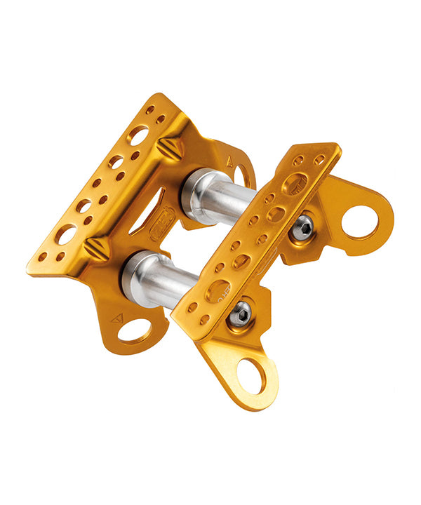 Petzl Roller Coaster Rope Protector for Moving Rope – The Petzl Roller Coaster is a rope protector on bearings that is designed to ensure the smooth movement and protection ropes. The Roller Coaster prevents abrasion of the rope. The device is reversible, it has a flat side and an angled side for use on different types of surfaces. There are a number of connection holes so you can use a range of different connection methods. More than one module can be used at a time for extra adaptation to different terrai - imagen 6