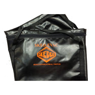 Estuche de transporte para trípode de evacuación SKED Skedco de PMI: proteja su trípode de evacuación SKED con esta bolsa de transporte de vinilo. Bolsa de nailon recubierta de vinilo resistente con cremallera extralarga para volver a empacar fácilmente. Bolsillo interno. – Ahora disponible en MTN Shop US.